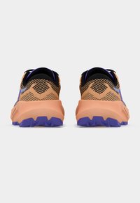 Πεζοπορικά παπούτσια με διχτυωτό επάνω μέρος σε πορτοκαλί και μαύρο χρώμα, με μοβ λεπτομέρειες και ανθεκτική μοβ σόλα για πρόσφυση.