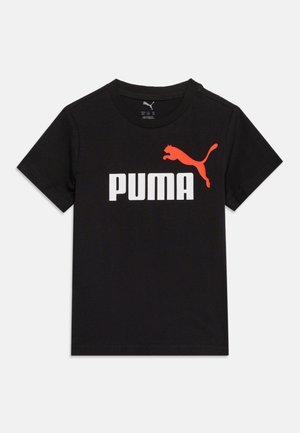 Μαύρο κοντομάνικο T-shirt με κόκκινο λογότυπο γατούλας Puma και λευκό κείμενο PUMA στο κέντρο του στήθους με μονόχρωμο φόντο.