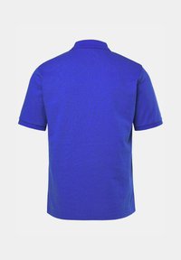 Modrá polo košile s krátkým rukávem, standardním límcem a hladkým povrchem, s jemným žebrovaným lemem na rukávech a límci.