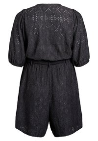 Mono negro de encaje con un diseño texturizado y bordado, mangas cortas de globo, cintura ceñida y una entrepierna corta.