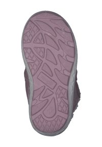 Suola di scarpa in gomma rosa con battistrada a motivo, caratterizzata da una superficie testurizzata e dal logo "superfit". È visibile una leggera elevazione del tacco.