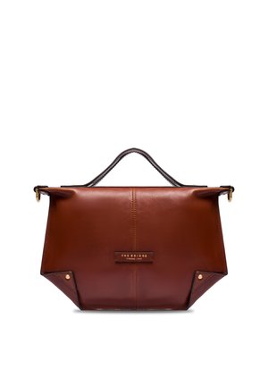 Borsa a mano in pelle marrone con manico superiore, forma geometrica e piccoli borchietti dorati agli angoli inferiori, con il marchio "The Bridge" sul davanti.