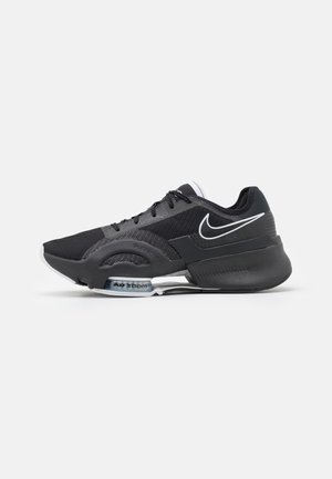 Zapatilla de running Nike Air Zoom negra con logo blanco, parte superior de malla y suela visible con amortiguación sobre fondo blanco.