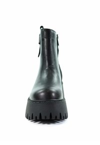 Czarny skórzany botek za kostkę z grubą podeszwą, teksturowaną cholewką, suwakiem bocznym oraz pętelką ułatwiającą zakładanie. Posiada ryflowaną podeszwę zapewniającą przyczepność.