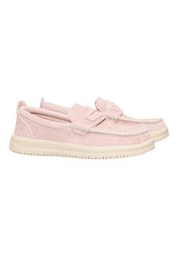 Mocasines de un suave tono rosa claro, hechos de un material texturizado blando, con punta redonda, que presentan dos tiras y costuras blancas sobre una suela de color claro.