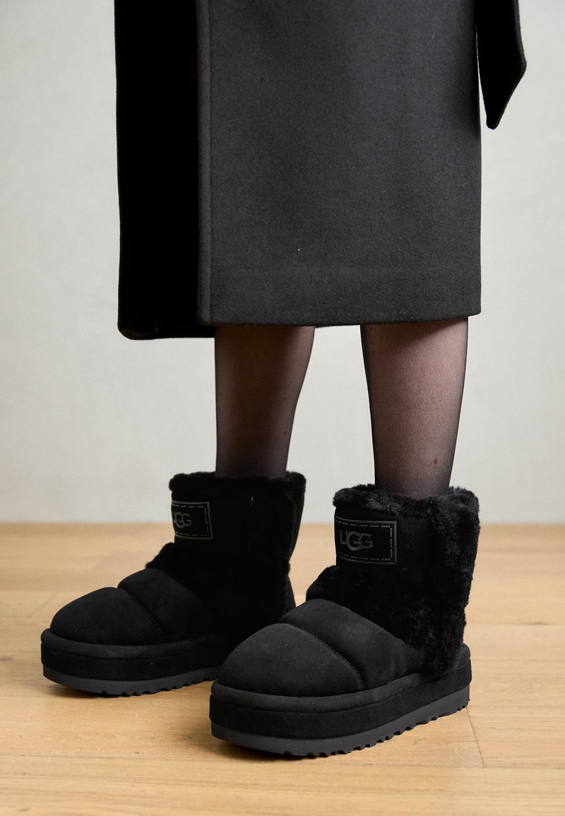 UGG CLASSIC CHILLAPEAK - Platform ankle boots - black - Zalando