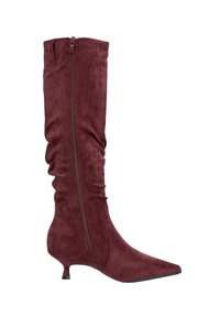 Botte haute en daim bordeaux jusqu'au genou avec un bout pointu, une fermeture éclair et un petit talon kitten. Présente un design plissé pour la texture.