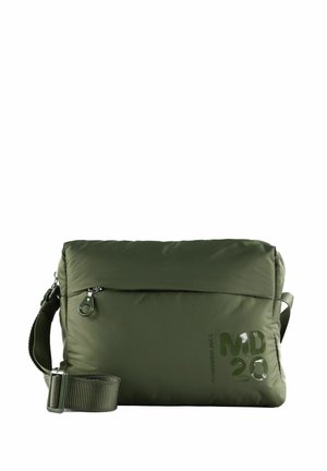 Sac messager matelassé vert avec une poche avant zippée, une bandoulière réglable et un détail de logo réfléchissant. Le matériau est lisse et léger.