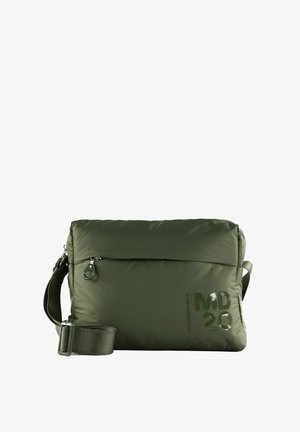 Sac messager matelassé vert avec une poche avant zippée, une bandoulière réglable et un détail de logo réfléchissant. Le matériau est lisse et léger.