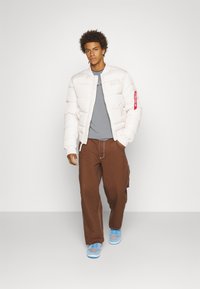 Alpha Industries MA-1 PUFFER BOMBER - Bombera - jet stream white