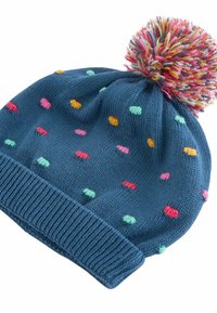 Blauer gestrickter Beanie mit mehrfarbigen Punkten und einem bunten Pompon oben. Verfügt über einen gerippten Saum für einen engen Sitz.