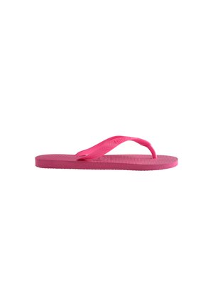 Chanclas de goma rosa con una base de apoyo texturizada y correas delgadas. Suela plana con una ligera curva ascendente en la zona de los dedos, diseño simple y ligero.