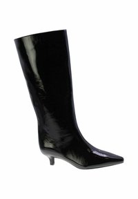 Stivale alto in pelle verniciata nera con punta affilata e tacco kitten modesto, caratterizzato da una finitura liscia e lucida.