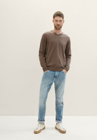 TOM TAILOR MIT V-AUSSCHNITT - Džemperis - wood brown melange