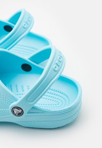 Crocs UNISEX - Klumpák - arctic