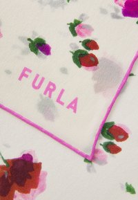 Sciarpa in seta floreale con sfondo bianco, motivi di rose rosa e rosse, e un bordo rosa con la scritta "FURLA" in grassetto rosa.