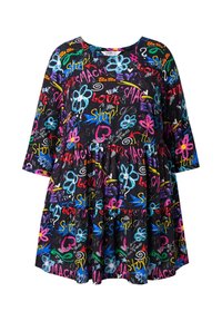 Robe noire dotée d'un design à volants, avec un col rond et des manches trois-quarts. Ornée de textes et de motifs colorés dans un style graffiti.