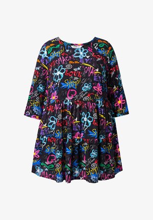 Robe noire dotée d'un design à volants, avec un col rond et des manches trois-quarts. Ornée de textes et de motifs colorés dans un style graffiti.