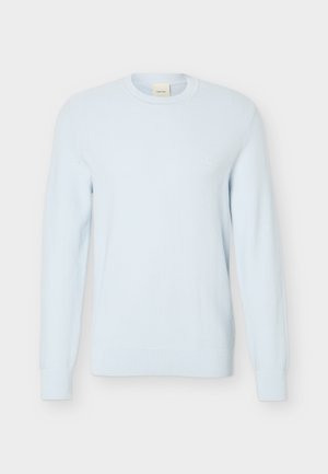 Lyseblå langærmet strikket sweater med rund halsudskæring og tekstureret mønster, vist mod en ensfarvet hvid baggrund.