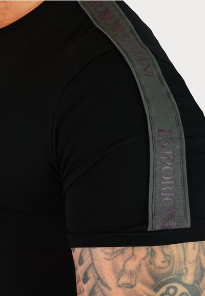 Emporio Armani KURZARM - Print T-shirt - schwarz