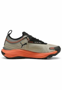 Scarpa da corsa leggera in mesh beige con accenti neri, intersuola arancione e dettagli riflettenti. Presenta una superficie texture e un logo.