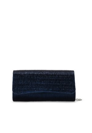 Bolso de mano azul oscuro hecho de un material texturizado con un diseño plisado, que presenta un borde inferior suave y un detalle de cadena plateada.