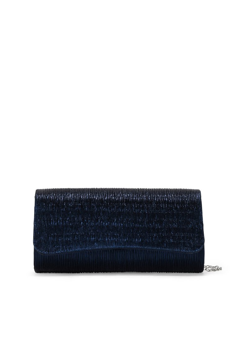 Bolso de mano azul oscuro hecho de un material texturizado con un diseño plisado, que presenta un borde inferior suave y un detalle de cadena plateada.