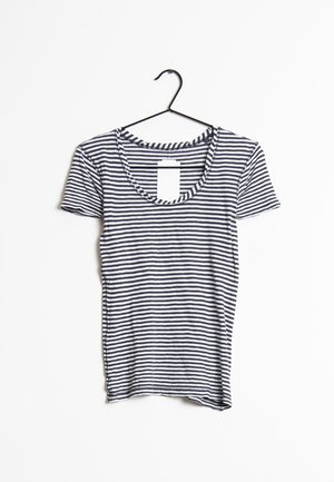 Koszulka w paski w odcieniach granatu i bieli, wykonana z bawełny, krótki rękaw, dekolt w łódkę, posiada metkę przy kołnierzu, lekko dopasowany krój.