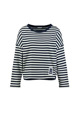 Maglia a maniche lunghe a righe orizzontali blu navy e bianco, con collo rotondo e toppa "Just Be Nice" vicino all'orlo.
