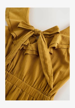 Senfgelbes Kleid mit einem gerafften Kragen und einer gebundenen Schleife am Ausschnitt. Verfügt über eine geraffte Taille und einen weichen, strukturierten Stoff.