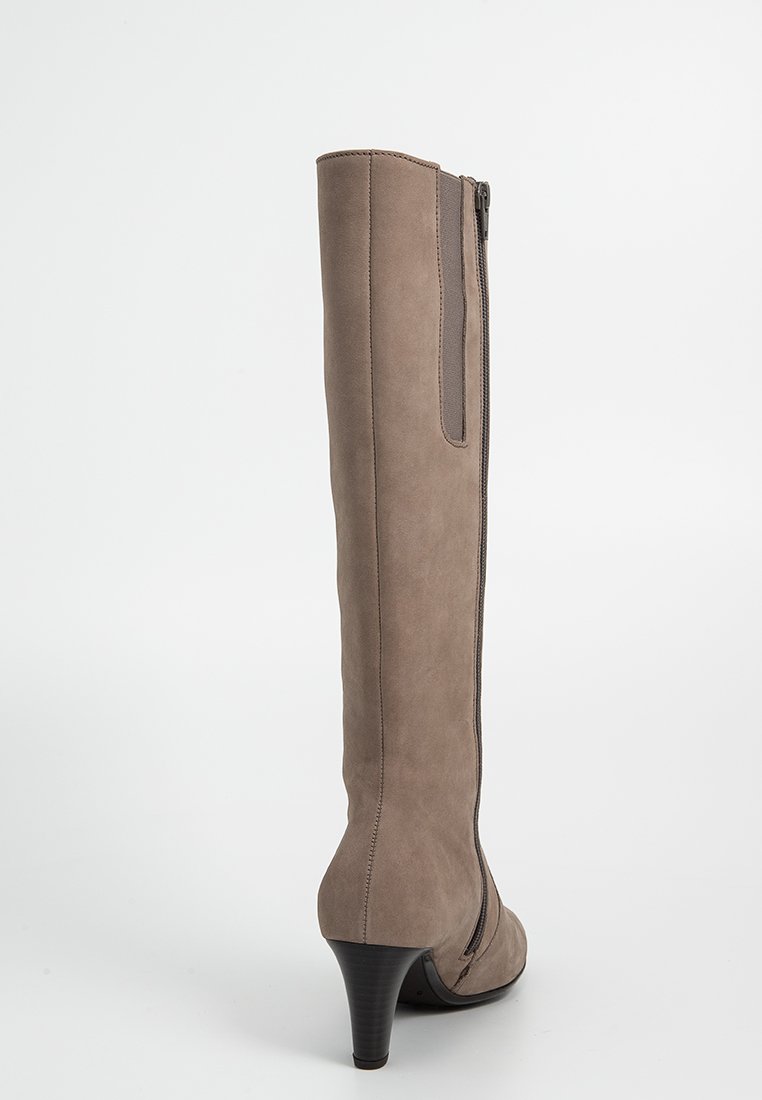 Hoge taupe suede dameslaars, achterrits, elastische zijpanelen, spitse neus en slanke zwarte gestapelde hoge hak.