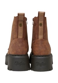 Stivali ankle in pelle marrone con superficie testurizzata, suola platform nera chunky e logo embossato sul tallone. Chiusura con zip sul lato.