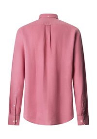 Chemise rose à manches longues, boutonnée, vue de dos avec un pli unique au dos et des poignets boutonnés.