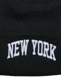 �Čierna pletená čiapka s bielym vyšitým textom "NEW YORK". Má rebrovanú textúru a tesné priliehanie.