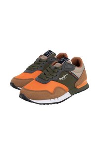 Sneaker da uomo con tessuto arancione, camoscio marrone e dettagli verde oliva. Presentano una chiusura con lacci e una suola in gomma con grip texturizzato.
