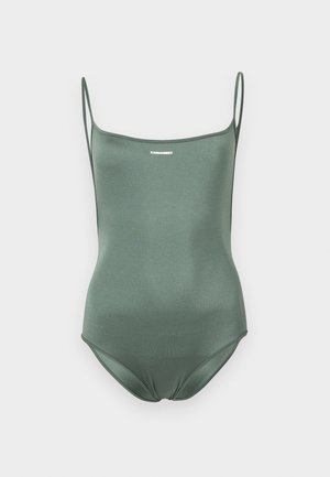 Costum de baie întreg verde salvie cu bretele subțiri și logo mic alb al brandului centrat pe piept.