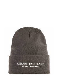 Graue gestrickte Mütze mit umgeschlagenem Bündchen. Auf der Vorderseite weiße Stickerei mit den Schriftzügen "ARMANI EXCHANGE" und "MILANO/NEW YORK".