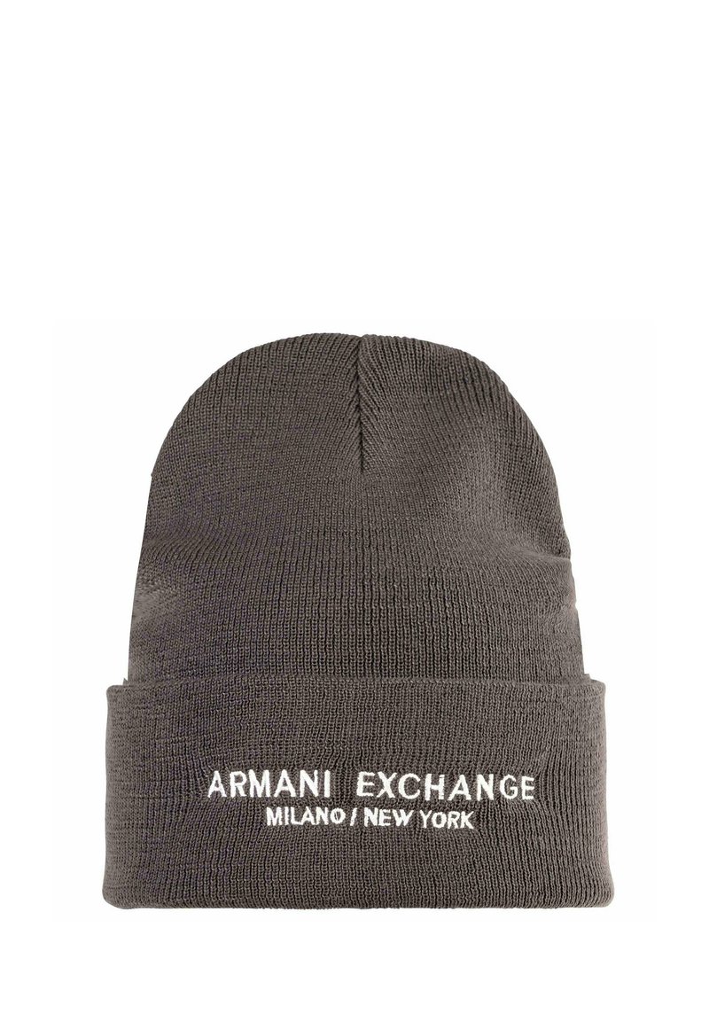 Graue gestrickte Mütze mit umgeschlagenem Bündchen. Auf der Vorderseite weiße Stickerei mit den Schriftzügen "ARMANI EXCHANGE" und "MILANO/NEW YORK".