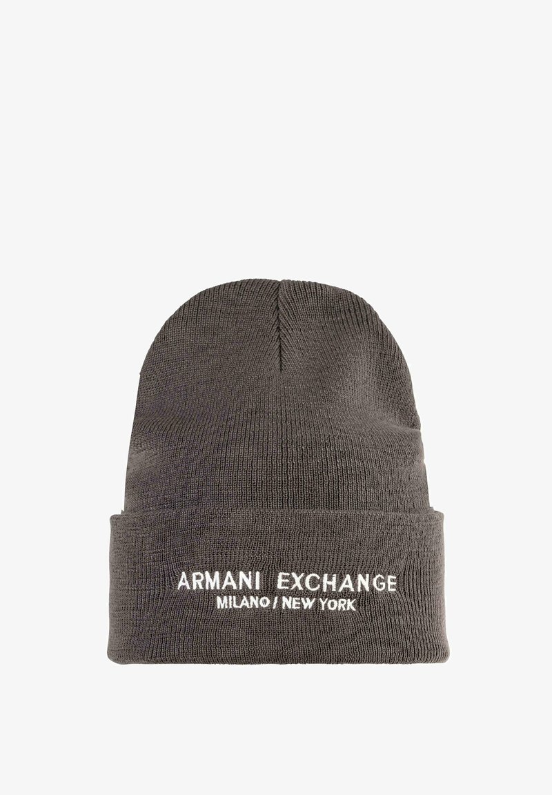 Graue gestrickte Mütze mit umgeschlagenem Bündchen. Auf der Vorderseite weiße Stickerei mit den Schriftzügen "ARMANI EXCHANGE" und "MILANO/NEW YORK".