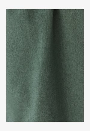 Tela verde con una superficie lisa y texturizada con un ligero brillo, que muestra una apariencia natural similar al lino.