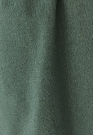 Groen linnen stof met een gestructureerd oppervlak, met een subtiele weefpatroon en zachte val, geschikt voor verschillende textieltoepassingen.