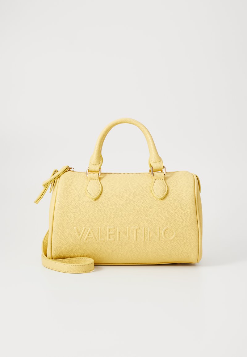Borsa a mano in pelle gialla con superficie strutturata, doppi manici superiori, tracolla rimovibile e logo "VALENTINO" embossato sul davanti.