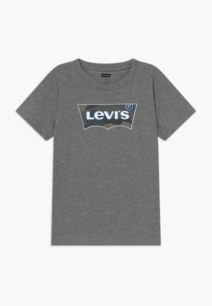 Grijs T-shirt met korte mouwen met een Levi's-logo met camoprint in witte tekst, gecentreerd op de borst.