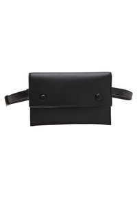 Sac à main en cuir noir avec une surface texturée, un design plié et deux boutons-pression. Comprend une bandoulière ajustable pour le port.