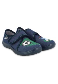 Blauwe stoffen schoenen met groene accenten, voorzien van borduursels van een voetbal en speler, verstelbare sluiting met bandje en een rond neusontwerp.