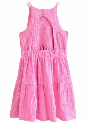 Ružové textúrované šaty s vrstvenou sukňou, nastaviteľnými ramienkami a výrezom v tvare kľúča na chrbte. Obsahujú dva gombíky na dekolte.