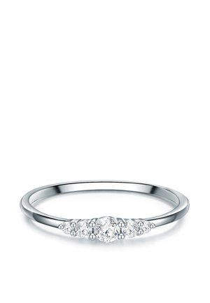 Hõberõngas, mille keskmes on ümmargune teemant, mida ääristavad kummalgi küljel kaks väiksemat teemanti, paigutatud õhukese poleeritud rõngale.