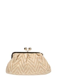 Clutch tejido en beige con un patrón de espiga, marco de metal y cierre de clasp. Textura suave y forma redondeada. Tamaño compacto.