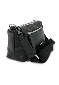 Zwarte leren crossbody tas met dubbele ritsen, gestructureerde afwerking en verstelbare schouderband. Heeft chroomkleurige hardware en meerdere vakken.