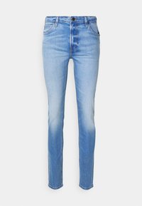 Vaqueros slim-fit de color azul claro con un leve desgaste en los muslos y las rodillas, estilo de cinco bolsillos, trabillas para cinturón y cierre de botón en la cintura.